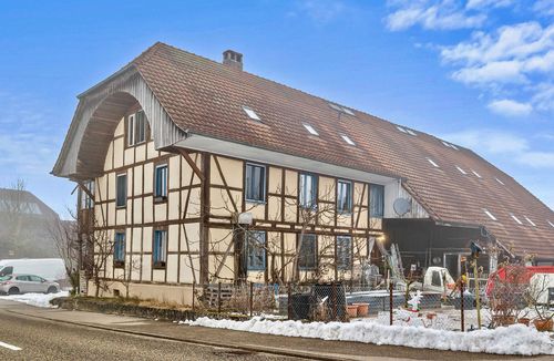 Bauernhaus mit vier Wohnungen in der Weilerzone